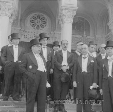 Μέλη της κυβέρνησης Κ. Καραμανλή στη Μητρόπολη την ημέρα της ορκωμοσίας της κυβερνήσης.