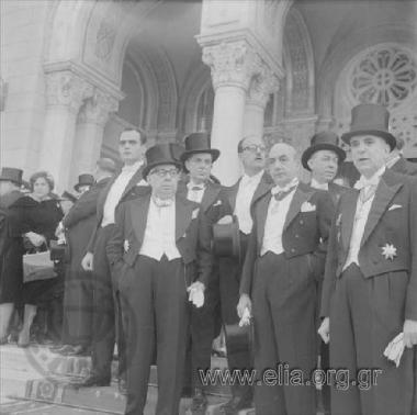 Μέλη της κυβέρνησης Κ. Καραμανλή στη Μητρόπολη την ημέρα της ορκωμοσίας της κυβερνήσης.