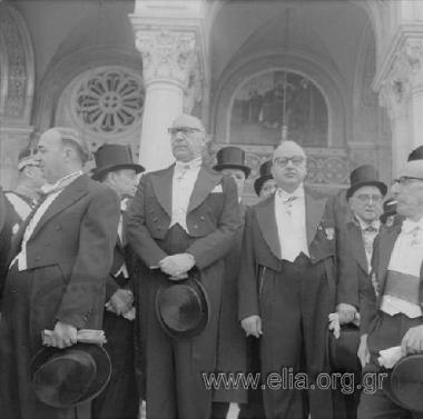 Μέλη της κυβέρνησης Κ. Καραμανλή στη Μητρόπολη την ημέρα της ορκωμοσίας της κυβερνήσης.