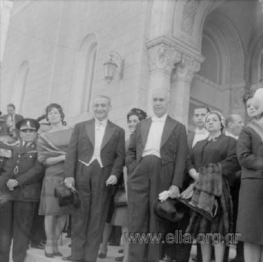 Μέλη της κυβέρνησης Κ. Καραμανλή στη Μητρόπολη την ημέρα της ορκωμοσίας της κυβερνήσης.