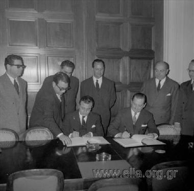 Ο υπουργός εξωτερικών, Ευάγγελος Αβέρωφ και ο Κύπριος ομόλογός του, Σπύρος Κυπριανού.