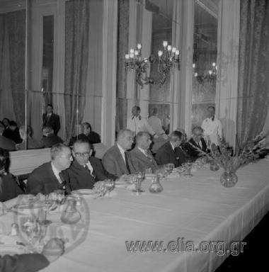 Στο κέντρο ο Αχιλλέας Γεροκωστόπουλος, υφυπουργός Προεδρίας της κυβέρνησης Κ. Καραμανλή.