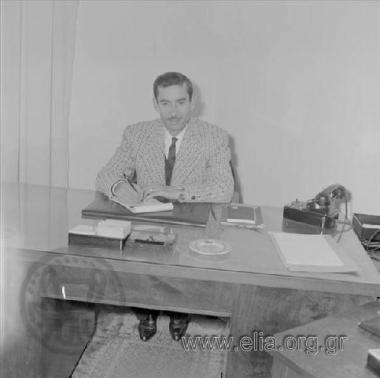 Ο ιδιαίτερος γραμματέας του Δημητρίου Μακρή, υπουργού Προεδρίας της κυβέρνησης Κ. Καραμανλή.