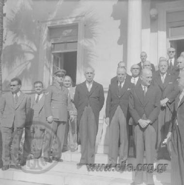 Μέλη της κυβέρνησης Κ. Καραμανλή. Από αριστερά: Κωνσταντίνος Αδαμόπουλος - υπουργός Γεωργίας, Σπυρίδων Θεοτόκης - υπουργός Οικονομικών, Δημήτριος Αλιμπράντης - υφυπουργός Οικονομικών, Παναγιώτης Κανελλόπουλος - αντιπρόεδρος κυβερνήσεως, Κωνσταντίνος Καραμανλής - πρωθυπουργός.