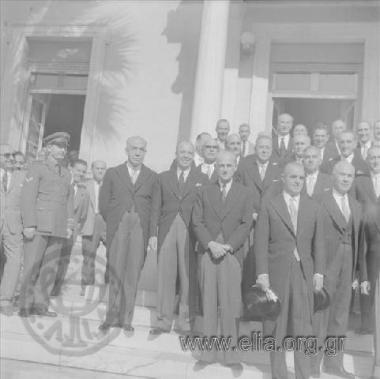 Η τέταρτη κατά σειρά κυβέρνηση Καραμανλή που σχηματίσθηκε μετά τις εκλογές της 29ης Οκτωβρίου 1961. Από αριστερά: Κωνσταντίνος Αδαμόπουλος - υπουργός Γεωργίας, Σπυρίδων Θεοτόκης - υπουργός Οικονομικών, Δημήτριος Αλιμπράντης - υφυπουργός Οικονομικών, Παναγιώτης Κανελλόπουλος - αντιπρόεδρος της κυβερνήσεως, Κωνσταντίνος Καραμανλής - πρωθυπουργός.