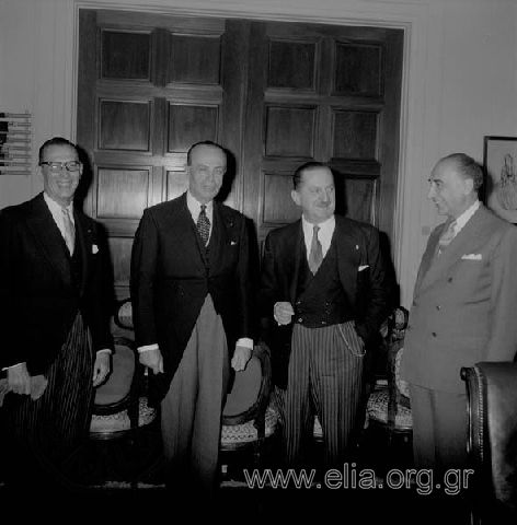 Μέλη (δεύτερος από δεξιά, ο υπουργός Εξωτερικών Ευάγγελος Αβέρωφ-Τοσίτσας) της τέταρτης κατά σειρά κυβέρνησης Καραμανλή που σχηματίσθηκε μετά τις εκλογές της 29ης Οκτωβρίου 1961.