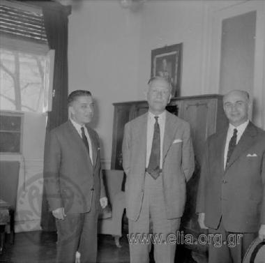 Παναγιώτης Σταυρόπουλος (δεξιά), υφυπουργός Γεωργίας της κυβέρνησης Κ. Καραμανλή.
