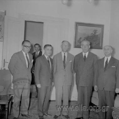 Κωνσταντίνος Αδαμόπουλος (δεύτερος από δεξιά), υπουργός Γεωργίας, και Παναγιώτης Σταυρόπουλος (δεξιά), υφυπουργός Γεωργίας της κυβέρνησης Κ. Καραμανλή.