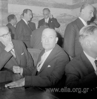 Στυλιανός Κούνδουρος, υφυπουργός Εθνικής Αμύνης, και Αθανάσιος Ταλιαδούρος, υφυπουργός Εμπορίου της κυβέρνησης Κ. Καραμανλή.