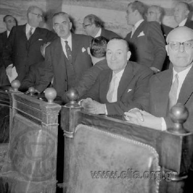 Μέλη της κυβέρνησης Κ. Καραμανλή. Από αριστερά, όρθιοι: ο Στυλιανός Κούνδουρος (δεύτερος)  - υφυπουργός Εθνικής Αμύνης, Διονύσιος Μανέντης - υπουργός Βορείου Ελλάδος. Καθιστοί: Αθανάσιος Ταλιαδούρος, υφυπουργός Εμπορίου, και Δημήτριος Αλιμπράντης, υφυπουργός Οικονομικών.