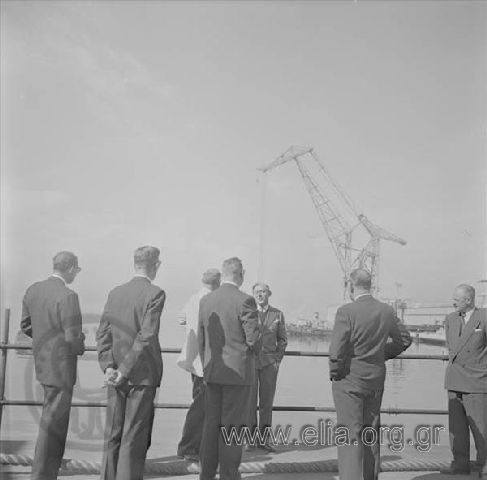 28 Οκτωβρίου. Επίσκεψη του αμερικανού πρέσβυ Briggs, στα ναυπηγεία Σκαραμαγκά. Ο Σταύρος Νιάρχος ξεναγεί τους επισκέπτες.