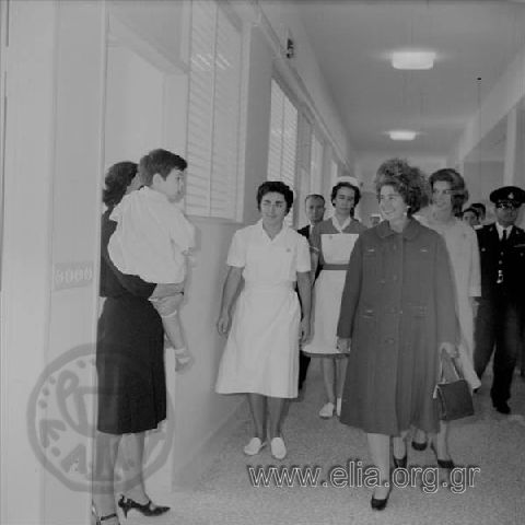 Η βασίλισσα Φρειδερίκη επισκέπτεται το νοσοκομείο παίδων 
