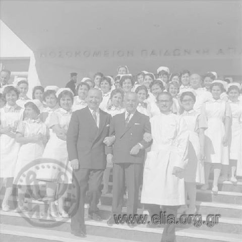 December 3, from the inauguration ceremony of the Agia Sofia General Children's Hospital in the presence of Queen Freideriki. Commemorative photograph of the personnel.