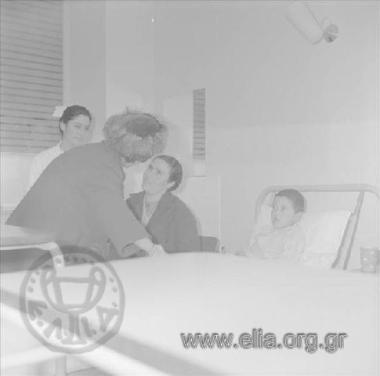 3 Δεκεμβρίου. Από την τελετή των εγκαινίων του νοσοκομείου Παίδων Αγία Σοφία, παρουσία της βασίλισας Φρειδερίκης. Η βασίλισα επισκέπτεται θάλαμο με νοσηλευόμενα παιδιά.