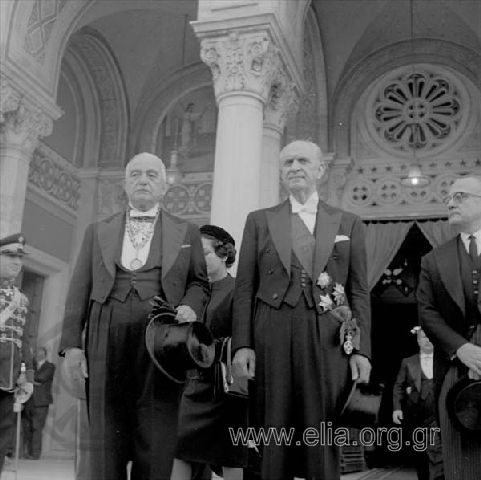8 Νοεμβρίου. Ο Γεώργιος Παπανδρέου, πρόεδρος της νέας κυβέρνησης, με τους  Γεώργιο Αθανασιάδη Νόβα αριστερά και τον Γεώργιο Μαύρο στα δεξιά του, στα σκαλιά της Μητρόπολης μετά από τη δοξολογία για την ορκομωσία της νέας κυβέρνησης. Στην άκρη αριστερά διακρίνεται ένστολος ο Στυλιανός Παττακός.