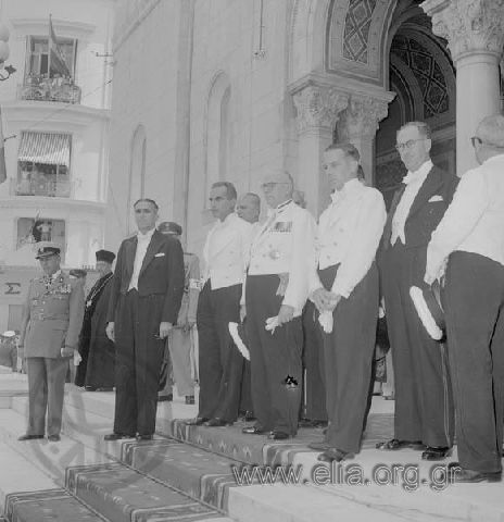 Επίσκεψη του αυτοκράτορα της Αιθιοπίας, Χαϊλέ Σελασιέ. Μέλη της κυβέρνησης Καραμανλή (δεξιά, ο Λάμπρος Ευταξίας) στη Μητρόπολη.