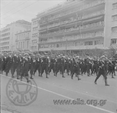 Στρατιωτική παρέλαση. Από την ορκωμοσία της κυβέρνησης Σπύρου Μαρκεζίνη.
