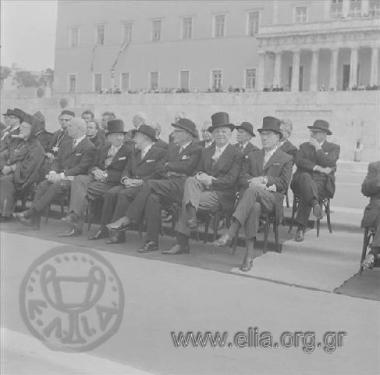 Μέλη της κυβέρνησης Σπύρου Μαρκεζίνη παρακολουθούν στρατιωτική παρέλαση. Από