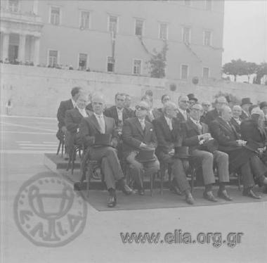 Μέλη της κυβέρνησης Σπύρου Μαρκεζίνη παρακοουθούν στρατιωτική παρέλαση στο Σύνταγμα την ημέρα της ορκωμοσίας της κυβέρνησης.
