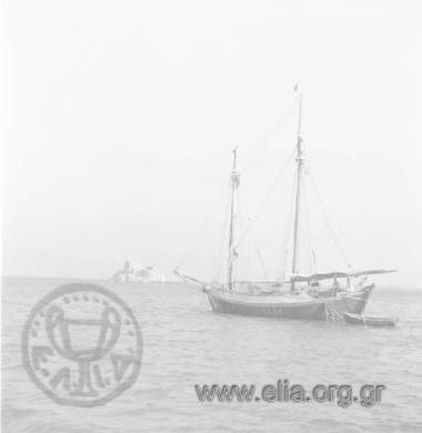 Ιστιοπλοϊκό. Στο βάθος, το Μπούρτζι.