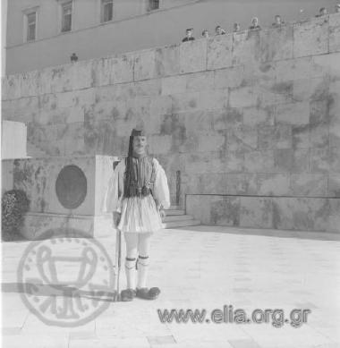 28 Οκτωβρίου. Εύζωνας φρουρός στο μνημείο του Αγνώστου Στρατιώτη.
