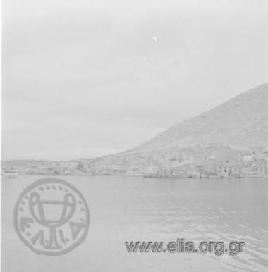 16 Νοεμβρίου. Γενική άποψη της Σαλαμίνας από τη θάλασσα μετά τον κυκλώνα που έπληξε την περιοχή.