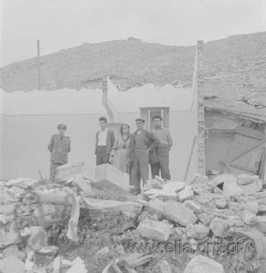 16 Νοεμβρίου. Πληγέντες από τον κυκλώνα που έπληξε την περιοχή ανάμεσα στα συντρίμια του σπιτιού τους.