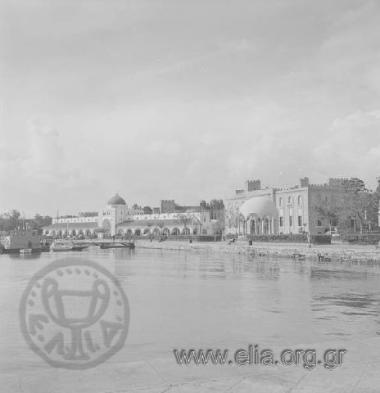 Η Νέα Αγορά της Ρόδου. Πίσω, το Μέγαρο των Ιπποτών.