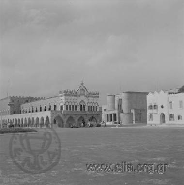 Το Παλάτι του Κυβερνήτη (αριστερά) και η όπερα (δεξιά, φασιστική αρχιτεκτονική).