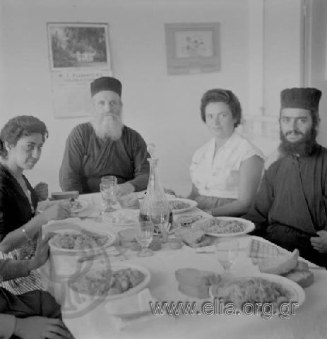 Γεύμα με μοναχούς στη Μονή Αγίας Λαύρας.