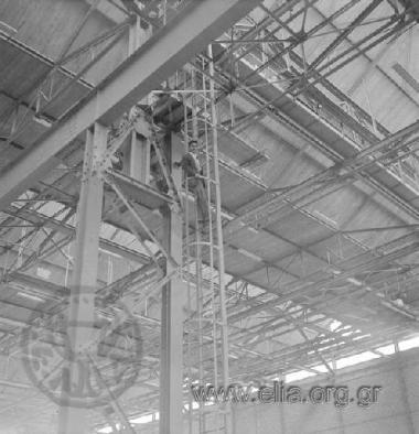 Εργάτης στα Ναυπηγεία Σκαραμαγκά.