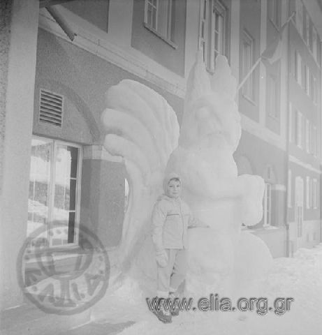 Ο Φίλιππος Νιάρχος(;) ποζάρει δίπλα σε γλυτπό από χιόνι.
