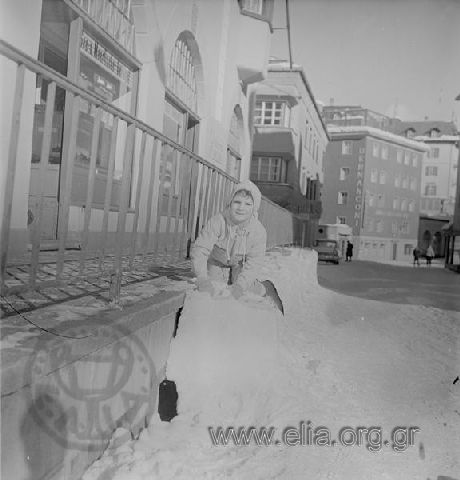 Ο Φίλιππος Νιάρχος, σε παιδική ηλικία, παίζει στα χιόνια.