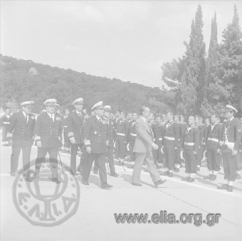 Ορκωμοσία ναυτών της βάσης Παλάσκα: ο υπουργός Εθνικής Αμύνης, Ευάγγελος Αβέρωφ-Τοσίτσας και ο αρχηγός ΓΕΝ, αντιναύαρχος Κ. Εγκολφόπουλος, επιθεωρούν τους ναύτες.