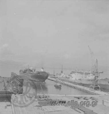 A ship is being trailed to the Skaramagkas shipyard.