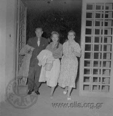 Η Ολίβια ντε Χάβιλαντ και η ιδιοκτήτρια του ξενοδοχείου 