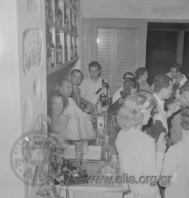 Βραδιά σε μπαρ της Μυκόνου.