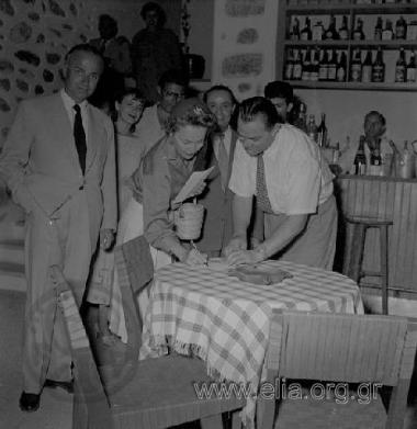 Η Ολίβια ντε Χάβιλαντ υπογράφει αυτόγραφα.