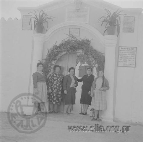 Γυναίκες στην πύλη της μονής Αγίας Τριάδας-Αγίου Νεκταρίου.