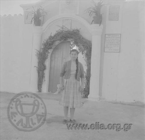 Κορίτσι στην πύλη της μονής Αγίας Τριάδας-Αγίου Νεκταρίου.