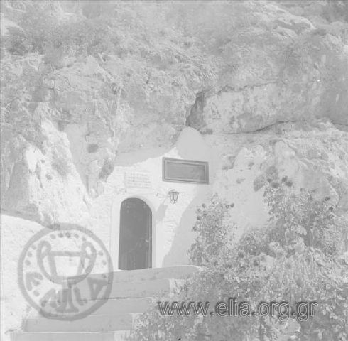 Η είσοδος του ασκηταριού του Οσίου Παταπίου, στην ομώνυμη μονή.