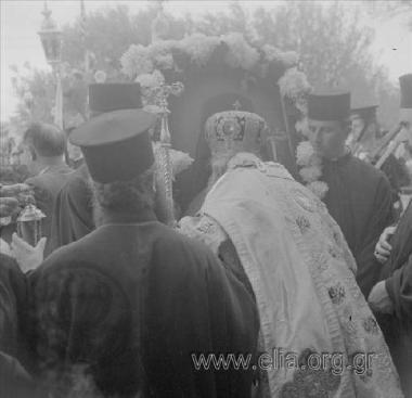 Περιφορά της εικόνας του Αγίου Νεκταρίου κατά τον εορτασμό της ανακήρυξής του ως επίσημου Αγίου της Εκκλησίας.
