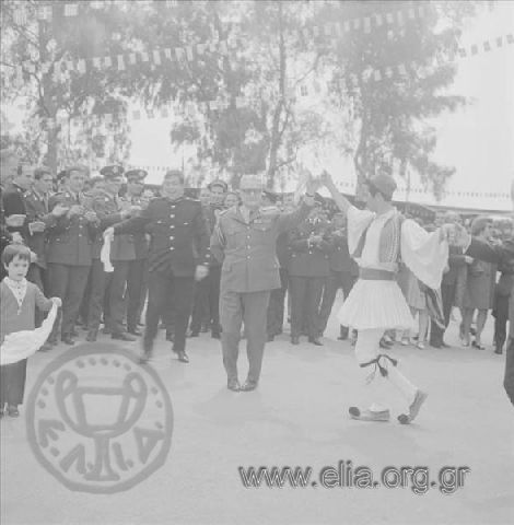 Εορτασμός του Πάσχα σε στρατόπεδο. Ο αντιβασιλέας, αντιστράτηγος Γεώργιος Ζωιτάκης, χορεύει παραδοσιακό χορό.