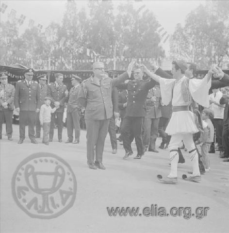 Εορτασμός του Πάσχα σε στρατόπεδο. Ο αντιβασιλέας, αντιστράτηγος Γεώργιος Ζωιτάκης, χορεύει παραδοσιακό χορό.