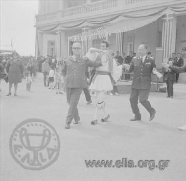 Εορτασμός του Πάσχα σε στρατόπεδο. Ο αντιβασιλέας, αντιστράτηγος Γεώργιος Ζωιτάκης, και ο αρχηγός της ΕΣΑ, Δημήτρης Ιωαννίδης, χορεύουν παραδοσιακό χορό.