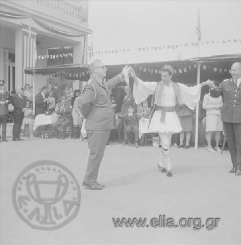 Εορτασμός του Πάσχα σε στρατόπεδο. Ο αντιβασιλέας, αντιστράτηγος Γεώργιος Ζωιτάκης, και ο αρχηγός της ΕΣΑ, Δημήτρης Ιωαννίδης, χορεύουν παραδοσιακό χορό.