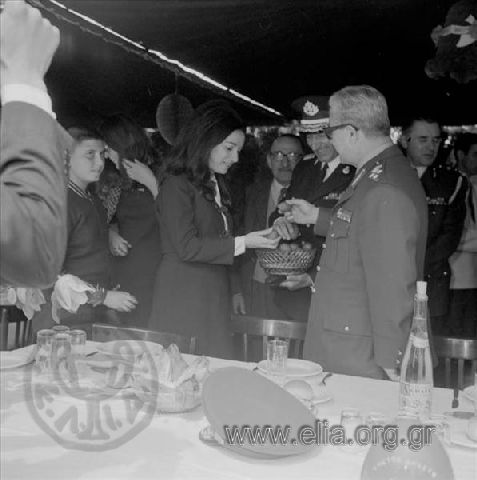 Εορτασμός του Πάσχα σε στρατόπεδο. Ο Γεώργιος Ζωιτάκης, τσουγκρίζει αυγά με τους παρευρισκόμενους.