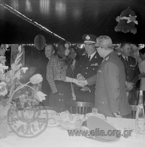Εορτασμός του Πάσχα σε στρατόπεδο. Ο αντιβασιλέας, αντιστράτηγος Γεώργιος Ζωιτάκης, και ο αρχηγός της ΕΣΑ, Δημήτρης Ιωαννίδης, χαιρετούν τους παρευρισκόμενους.
