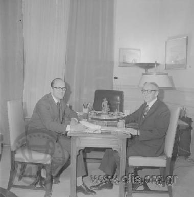 Ο υποδιευθυντής (αριστερά) της Εθνικής Τράπεζας της Ελλάδος, Κοζώνης.