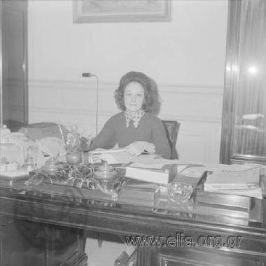 Η γραμματέας(;) του υποδιευθυντή της Εθνικής Τράπεζας της Ελλάδος, Κοζώνη.